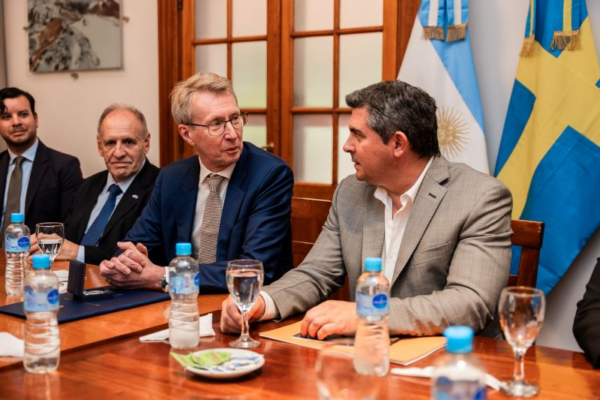 El embajador de Suecia en Argentina junto al gobernador Orrego