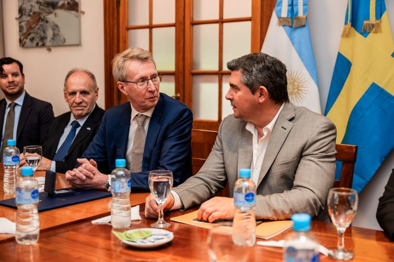 El embajador de Suecia en Argentina junto al gobernador Orrego